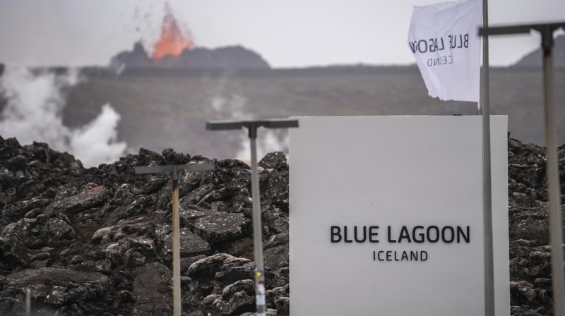 Erupsi gunung berapi dari kawah Sundhnukagigar di barat daya Islandia telah memuntahkan lahar yang mencapai jalan raya dari kota terdekat, Grindavikurvegur, pada hari Minggu, (9/6). Luapan lahar memicu otoritas setempat untuk menutup resor panas bumi ternama di Islandia, Blue Lagoon. (AP Photo/Marco di Marco)