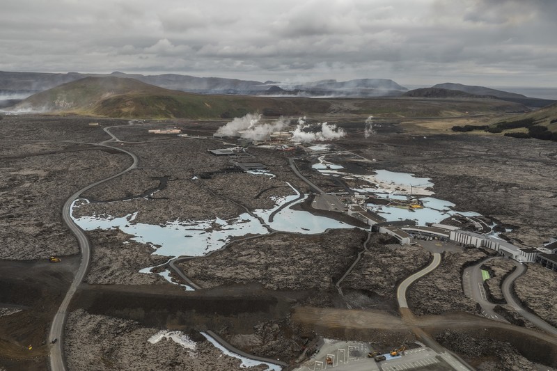 Erupsi gunung berapi dari kawah Sundhnukagigar di barat daya Islandia telah memuntahkan lahar yang mencapai jalan raya dari kota terdekat, Grindavikurvegur, pada hari Minggu, (9/6). Luapan lahar memicu otoritas setempat untuk menutup resor panas bumi ternama di Islandia, Blue Lagoon. (AFP/KRISTINN MAGNUSSON) Erupsi gunung berapi dari kawah Sundhnukagigar di barat daya Islandia telah memuntahkan lahar yang mencapai jalan raya dari kota terdekat, Grindavikurvegur, pada hari Minggu, (9/6). Luapan lahar memicu otoritas setempat untuk menutup resor panas bumi ternama di Islandia, Blue Lagoon. (AFP/KRISTINN MAGNUSSON)