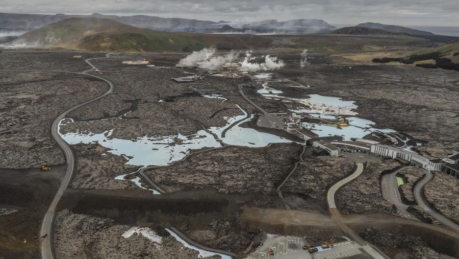 Erupsi gunung berapi dari kawah Sundhnukagigar di barat daya Islandia telah memuntahkan lahar yang mencapai jalan raya dari kota terdekat, Grindavikurvegur, pada hari Minggu, (9/6). Luapan lahar memicu otoritas setempat untuk menutup resor panas bumi ternama di Islandia, Blue Lagoon. (AP Photo/Marco di Marco)