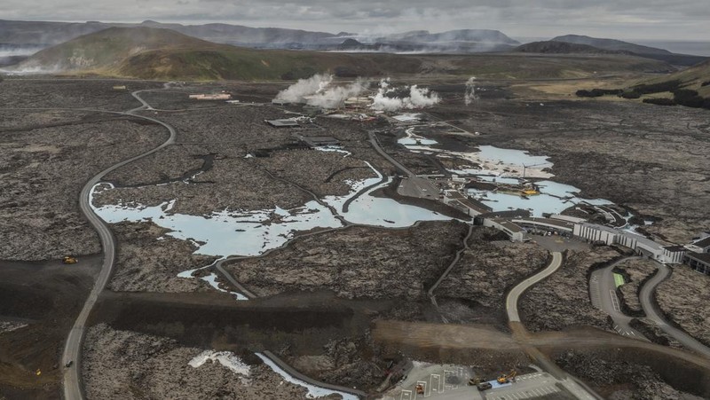 Erupsi gunung berapi dari kawah Sundhnukagigar di barat daya Islandia telah memuntahkan lahar yang mencapai jalan raya dari kota terdekat, Grindavikurvegur, pada hari Minggu, (9/6). Luapan lahar memicu otoritas setempat untuk menutup resor panas bumi ternama di Islandia, Blue Lagoon. (AP Photo/Marco di Marco)