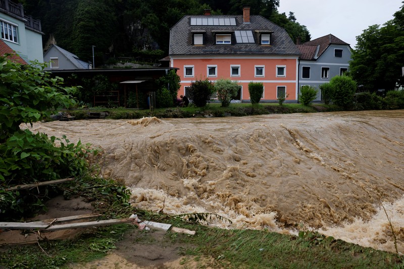 Puing-puing mengotori kawasan saat hujan lebat menyebabkan banjir dan kerusakan besar di Deutschfeistritz, Austria, 9 Juni 2024. Puing-puing mengotori kawasan saat hujan lebat menyebabkan banjir dan kerusakan besar di Deutschfeistritz, Austria, 9 Juni 2024. (REUTERS/Lisa Leutner)