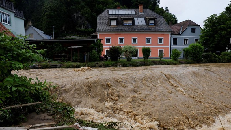 Puing-puing mengotori kawasan saat hujan lebat menyebabkan banjir dan kerusakan besar di Deutschfeistritz, Austria, 9 Juni 2024. (REUTERS/Lisa Leutner)