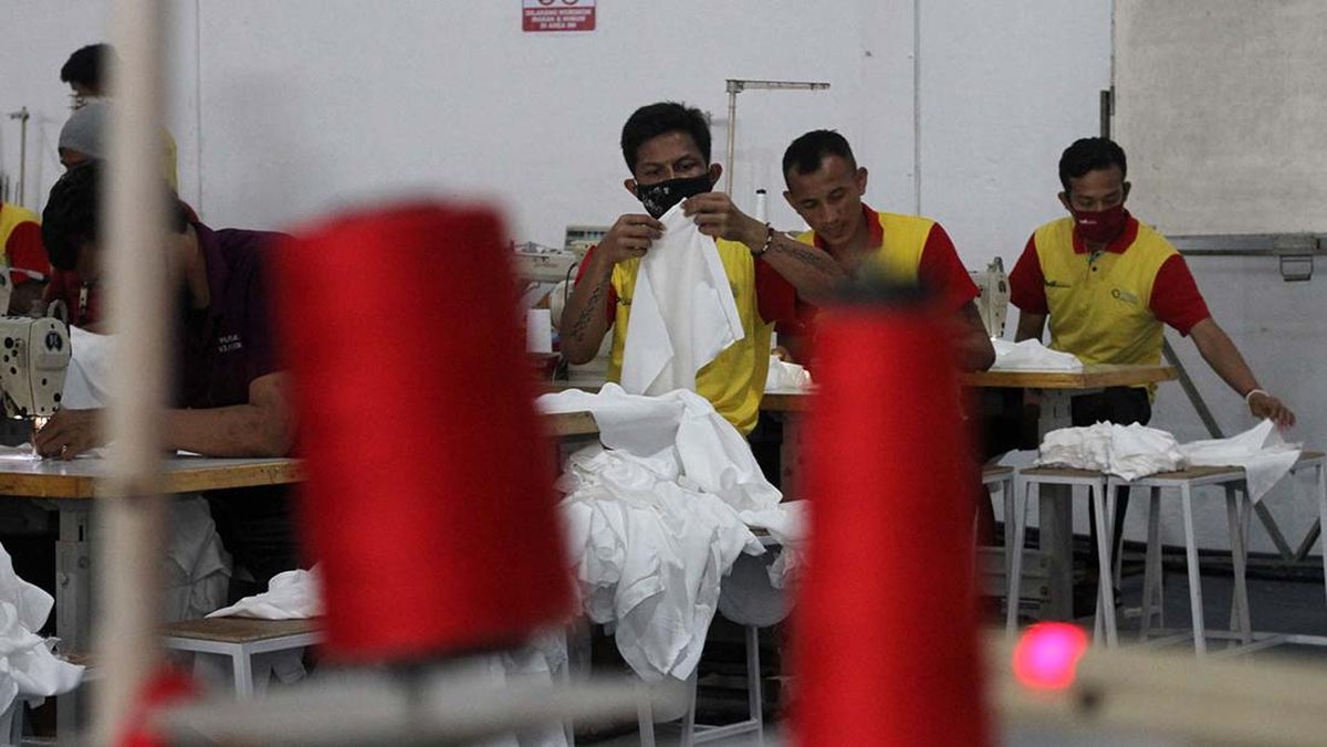 Pusingnya Warga RI: Uang Sekolah-Sembako Mahal, Jadi "Malas" Beli Baju