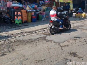 Aspal di Jalan Caringin Rontok, Hati-hati Kalau Melintas