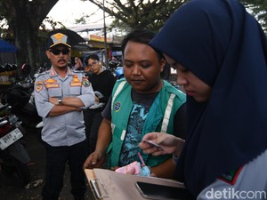 Juru Parkir Stasiun Malang Ketahuan Getok Tarif, Langsung Ditertibkan