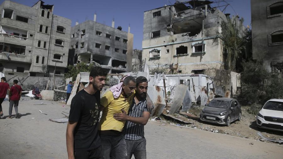 Kehancuran di area kamp pengungsi Nuseirat, Gaza, setelah serangan Israel yang bertujuan membebaskan sandera. (AP Photo/Jehad Alshrafi)