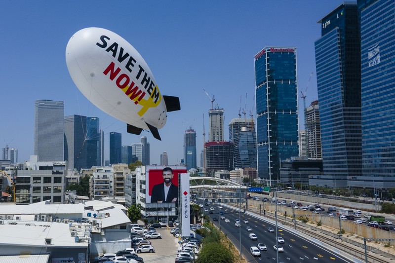 Keluarga dan teman-teman dari sisa sandera yang ditahan di Jalur Gaza oleh kelompok militan Hamas meluncurkan balon udara kecil yang menyerukan pembebasan mereka di Tel Aviv, Israel, Minggu, 9 Juni 2024. Keluarga dan teman-teman dari sisa sandera yang ditahan di Jalur Gaza oleh kelompok militan Hamas meluncurkan balon udara kecil yang menyerukan pembebasan mereka di Tel Aviv, Israel, Minggu, 9 Juni 2024. Pada hari Sabtu, Israel menyelamatkan empat sandera yang diculik di Gaza. Serangan yang dipimpin Hamas pada 7 Oktober, merupakan operasi pemulihan terbesar sejak perang dimulai di Gaza. (AP Photo/Ariel Schalit)