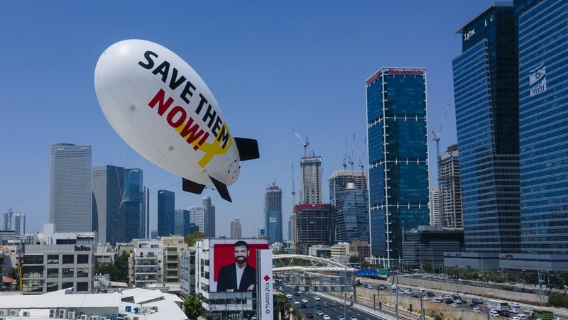 Keluarga dan teman-teman dari sisa sandera yang ditahan di Jalur Gaza oleh kelompok militan Hamas meluncurkan balon udara kecil yang menyerukan pembebasan mereka di Tel Aviv, Israel, Minggu, 9 Juni 2024. Pada hari Sabtu, Israel menyelamatkan empat sandera yang diculik di Gaza. Serangan yang dipimpin Hamas pada 7 Oktober, merupakan operasi pemulihan terbesar sejak perang dimulai di Gaza. (AP Photo/Ariel Schalit)