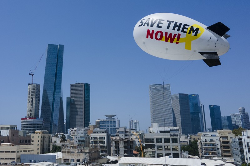 Keluarga dan teman-teman dari sisa sandera yang ditahan di Jalur Gaza oleh kelompok militan Hamas meluncurkan balon udara kecil yang menyerukan pembebasan mereka di Tel Aviv, Israel, Minggu, 9 Juni 2024. Pada hari Sabtu, Israel menyelamatkan empat sandera yang diculik di Gaza. Serangan yang dipimpin Hamas pada 7 Oktober, merupakan operasi pemulihan terbesar sejak perang dimulai di Gaza. (AP Photo/Ariel Schalit)