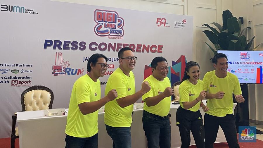 Manajemen Telkom berpose dalam Konferensi Pers Digiland Run 2024 di Jakarta, Senin (10/6).