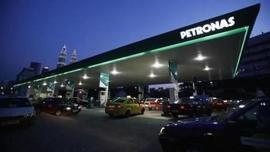lustasi BBM Petronas di Malaysia. (REUTERS/Bazuki)