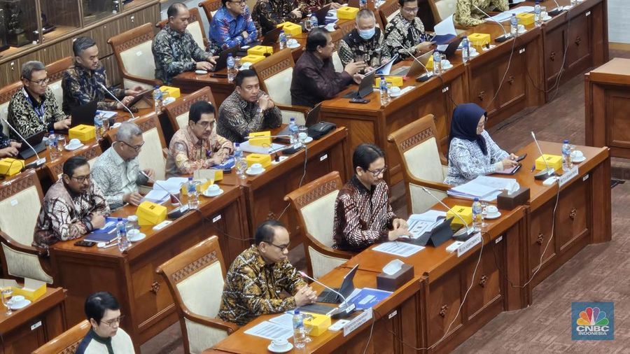 Menteri Komunikasi dan Informatika (Menkominfo) Budi Arie saat Raker dengan Komisi I DPR RI, di Kompleks Parlemen Senayan, Jakarta, Senin (10/6/2024). (CNBC Indonesia/Intan Rakhmayanti Dewi)