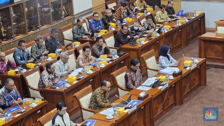 Menteri Komunikasi dan Informatika (Menkominfo) Budi Arie saat Raker dengan Komisi I DPR RI, di Kompleks Parlemen Senayan, Jakarta, Senin (10/6/2024). (²©²ÊÍøÕ¾/Intan Rakhmayanti Dewi)