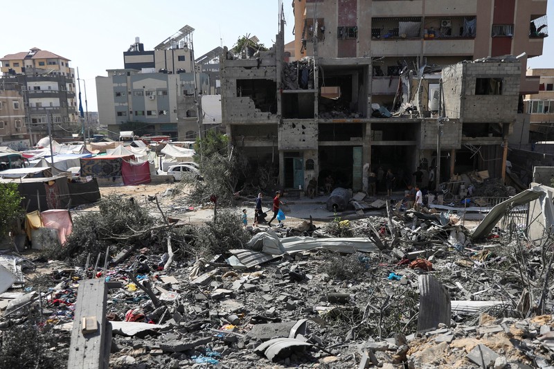 Orang-orang berjalan di antara puing-puing, setelah serangan Israel di daerah tersebut, di mana sandera Israel diselamatkan pada hari Sabtu, ketika jumlah korban tewas warga Palestina meningkat menjadi 274, di tengah konflik Israel-Hamas, di kamp pengungsi Nuseirat di Jalur Gaza tengah, 9 Juni 2024 . Orang-orang berjalan di antara puing-puing, setelah serangan Israel di daerah tersebut, di mana sandera Israel diselamatkan pada hari Sabtu, ketika jumlah korban tewas warga Palestina meningkat menjadi 274, di tengah konflik Israel-Hamas, di kamp pengungsi Nuseirat di Jalur Gaza tengah, 9 Juni 2024 . (REUTERS/Abed Khaled)
