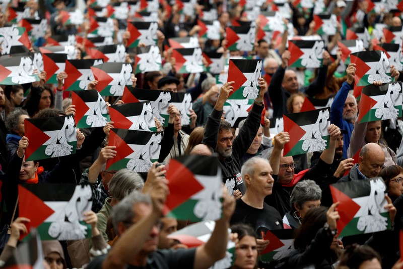 Para pengunjuk rasa berbaring di luar Museum seni modern Guggenheim Bilbao untuk meniru korban jiwa di Gaza, selama protes yang diselenggarakan oleh kolektif Gernika-Palestina dari wilayah Basque Spanyol, di tengah konflik Israel-Hamas, di Bilbao, Spanyol, 8 Juni. 2024. Para pengunjuk rasa berbaring di luar Museum seni modern Guggenheim Bilbao untuk meniru korban jiwa di Gaza, selama protes yang diselenggarakan oleh kolektif Gernika-Palestina dari wilayah Basque Spanyol, di tengah konflik Israel-Hamas, di Bilbao, Spanyol, 8 Juni. 2024. (REUTERS/Vincent West)