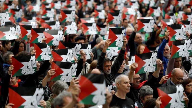 Para pengunjuk rasa berbaring di luar Museum seni modern Guggenheim Bilbao untuk meniru korban jiwa di Gaza, selama protes yang diselenggarakan oleh kolektif Gernika-Palestina dari wilayah Basque Spanyol, di tengah konflik Israel-Hamas, di Bilbao, Spanyol, 8 Juni. 2024. (REUTERS/Vincent West)
