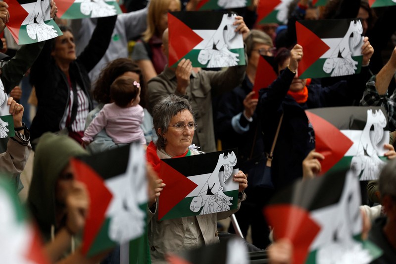 Para pengunjuk rasa berbaring di luar Museum seni modern Guggenheim Bilbao untuk meniru korban jiwa di Gaza, selama protes yang diselenggarakan oleh kolektif Gernika-Palestina dari wilayah Basque Spanyol, di tengah konflik Israel-Hamas, di Bilbao, Spanyol, 8 Juni. 2024. (REUTERS/Vincent West)
