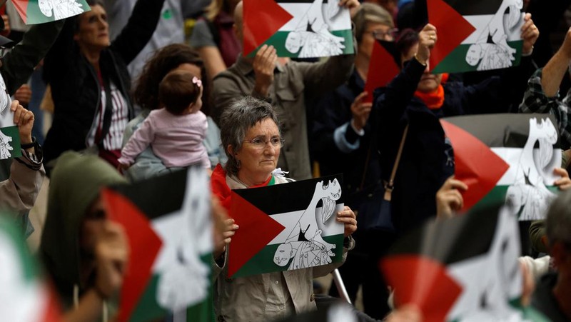 Para pengunjuk rasa berbaring di luar Museum seni modern Guggenheim Bilbao untuk meniru korban jiwa di Gaza, selama protes yang diselenggarakan oleh kolektif Gernika-Palestina dari wilayah Basque Spanyol, di tengah konflik Israel-Hamas, di Bilbao, Spanyol, 8 Juni. 2024. (REUTERS/Vincent West)