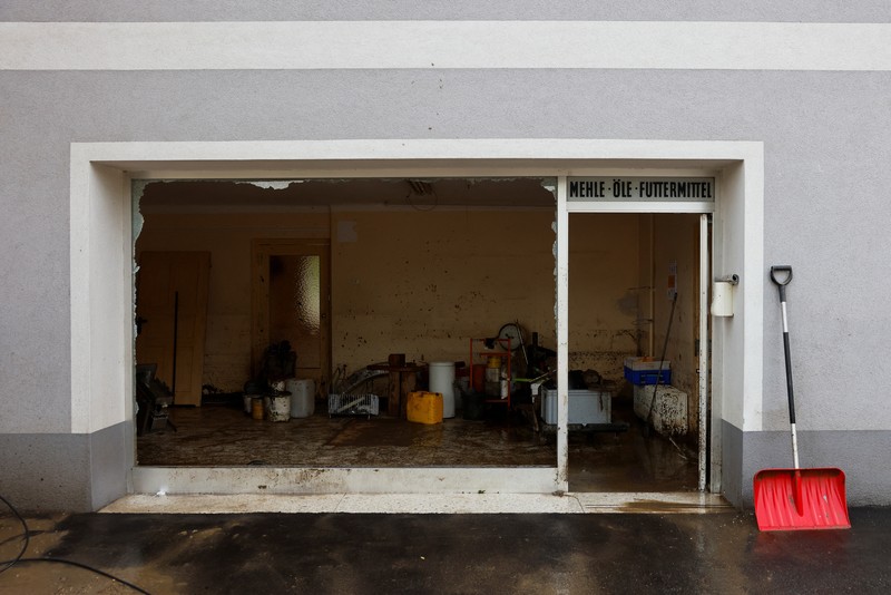Puing-puing mengotori kawasan saat hujan lebat menyebabkan banjir dan kerusakan besar di Deutschfeistritz, Austria, 9 Juni 2024. Puing-puing mengotori kawasan saat hujan lebat menyebabkan banjir dan kerusakan besar di Deutschfeistritz, Austria, 9 Juni 2024. (REUTERS/Lisa Leutner)