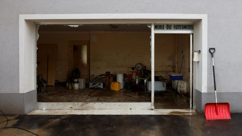 Puing-puing mengotori kawasan saat hujan lebat menyebabkan banjir dan kerusakan besar di Deutschfeistritz, Austria, 9 Juni 2024. (REUTERS/Lisa Leutner)