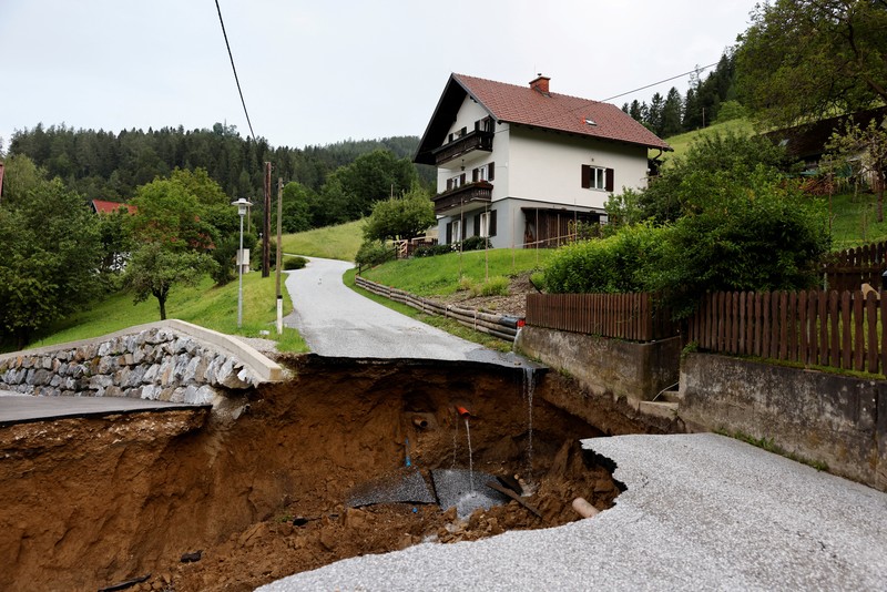 Puing-puing mengotori kawasan saat hujan lebat menyebabkan banjir dan kerusakan besar di Deutschfeistritz, Austria, 9 Juni 2024. (REUTERS/Lisa Leutner)