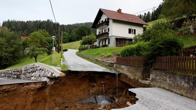 Puing-puing mengotori kawasan saat hujan lebat menyebabkan banjir dan kerusakan besar di Deutschfeistritz, Austria, 9 Juni 2024. (REUTERS/Lisa Leutner)