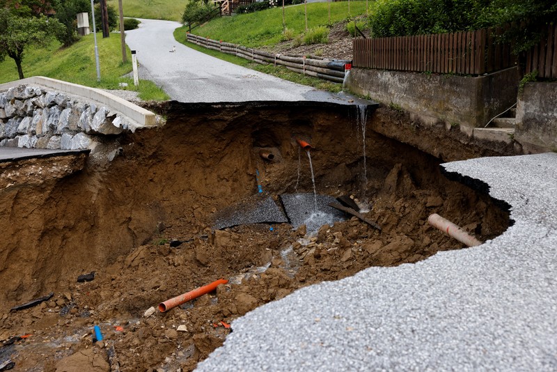 Puing-puing mengotori kawasan saat hujan lebat menyebabkan banjir dan kerusakan besar di Deutschfeistritz, Austria, 9 Juni 2024. Puing-puing mengotori kawasan saat hujan lebat menyebabkan banjir dan kerusakan besar di Deutschfeistritz, Austria, 9 Juni 2024. (REUTERS/Lisa Leutner)
