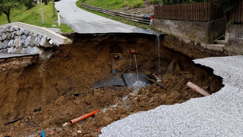 Puing-puing mengotori kawasan saat hujan lebat menyebabkan banjir dan kerusakan besar di Deutschfeistritz, Austria, 9 Juni 2024. (REUTERS/Lisa Leutner)