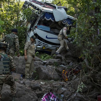 Ngeri! Bus Terjun ke Jurang Usai Ditembaki Kelompok Militan di India