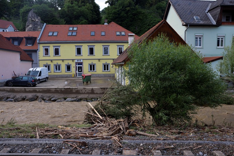 Puing-puing mengotori kawasan saat hujan lebat menyebabkan banjir dan kerusakan besar di Deutschfeistritz, Austria, 9 Juni 2024. Puing-puing mengotori kawasan saat hujan lebat menyebabkan banjir dan kerusakan besar di Deutschfeistritz, Austria, 9 Juni 2024. (REUTERS/Lisa Leutner)