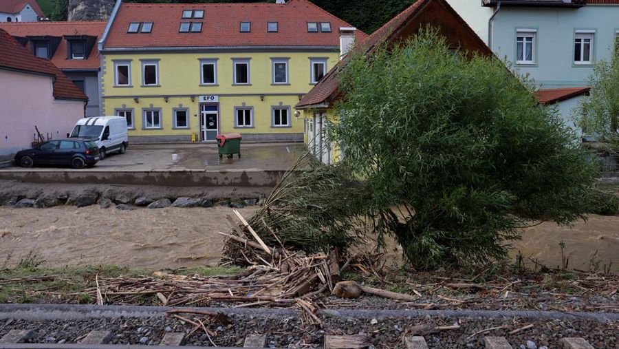 Puing-puing mengotori kawasan saat hujan lebat menyebabkan banjir dan kerusakan besar di Deutschfeistritz, Austria, 9 Juni 2024. (REUTERS/Lisa Leutner)