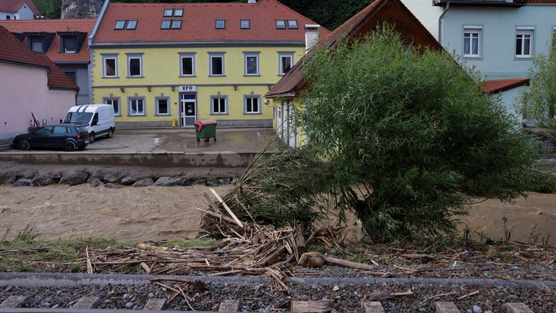 Puing-puing mengotori kawasan saat hujan lebat menyebabkan banjir dan kerusakan besar di Deutschfeistritz, Austria, 9 Juni 2024. (REUTERS/Lisa Leutner)