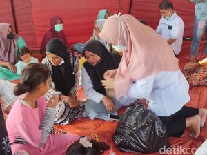 Ribuan Warga Tuban Ngungsi Dampak Tangki Pertamina Bocor, Alami Mual-Pusing