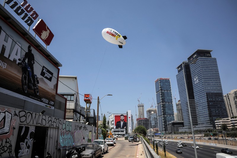 Keluarga dan teman-teman dari sisa sandera yang ditahan di Jalur Gaza oleh kelompok militan Hamas meluncurkan balon udara kecil yang menyerukan pembebasan mereka di Tel Aviv, Israel, Minggu, 9 Juni 2024. Keluarga dan teman-teman dari sisa sandera yang ditahan di Jalur Gaza oleh kelompok militan Hamas meluncurkan balon udara kecil yang menyerukan pembebasan mereka di Tel Aviv, Israel, Minggu, 9 Juni 2024. Pada hari Sabtu, Israel menyelamatkan empat sandera yang diculik di Gaza. Serangan yang dipimpin Hamas pada 7 Oktober, merupakan operasi pemulihan terbesar sejak perang dimulai di Gaza. (AP Photo/Ariel Schalit)