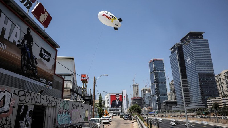 Keluarga dan teman-teman dari sisa sandera yang ditahan di Jalur Gaza oleh kelompok militan Hamas meluncurkan balon udara kecil yang menyerukan pembebasan mereka di Tel Aviv, Israel, Minggu, 9 Juni 2024. Pada hari Sabtu, Israel menyelamatkan empat sandera yang diculik di Gaza. Serangan yang dipimpin Hamas pada 7 Oktober, merupakan operasi pemulihan terbesar sejak perang dimulai di Gaza. (AP Photo/Ariel Schalit)