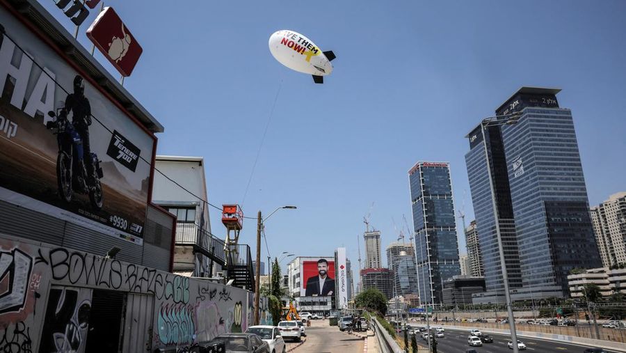 Keluarga dan teman-teman dari sisa sandera yang ditahan di Jalur Gaza oleh kelompok militan Hamas meluncurkan balon udara kecil yang menyerukan pembebasan mereka di Tel Aviv, Israel, Minggu, 9 Juni 2024. Keluarga dan teman-teman dari sisa sandera yang ditahan di Jalur Gaza oleh kelompok militan Hamas meluncurkan balon udara kecil yang menyerukan pembebasan mereka di Tel Aviv, Israel, Minggu, 9 Juni 2024. Pada hari Sabtu, Israel menyelamatkan empat sandera yang diculik di Gaza. Serangan yang dipimpin Hamas pada 7 Oktober, merupakan operasi pemulihan terbesar sejak perang dimulai di Gaza. (AP Photo/Ariel Schalit)