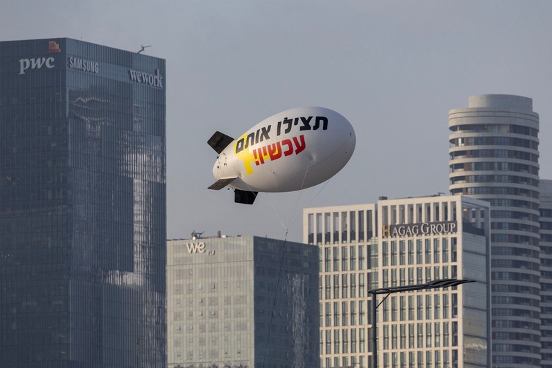 Keluarga dan teman-teman dari sisa sandera yang ditahan di Jalur Gaza oleh kelompok militan Hamas meluncurkan balon udara kecil yang menyerukan pembebasan mereka di Tel Aviv, Israel, Minggu, 9 Juni 2024. Pada hari Sabtu, Israel menyelamatkan empat sandera yang diculik di Gaza. Serangan yang dipimpin Hamas pada 7 Oktober, merupakan operasi pemulihan terbesar sejak perang dimulai di Gaza. (AP Photo/Ariel Schalit)