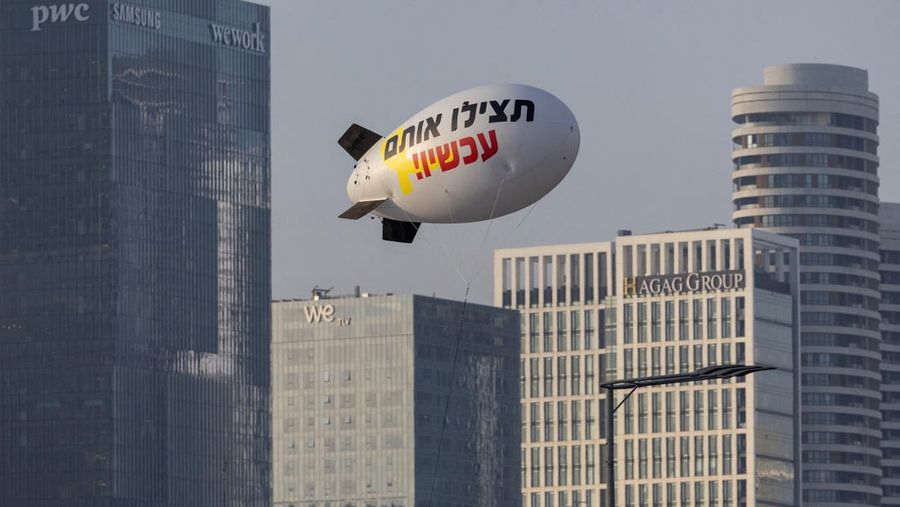 Keluarga dan teman-teman dari sisa sandera yang ditahan di Jalur Gaza oleh kelompok militan Hamas meluncurkan balon udara kecil yang menyerukan pembebasan mereka di Tel Aviv, Israel, Minggu, 9 Juni 2024. Pada hari Sabtu, Israel menyelamatkan empat sandera yang diculik di Gaza. Serangan yang dipimpin Hamas pada 7 Oktober, merupakan operasi pemulihan terbesar sejak perang dimulai di Gaza. (AP Photo/Ariel Schalit)