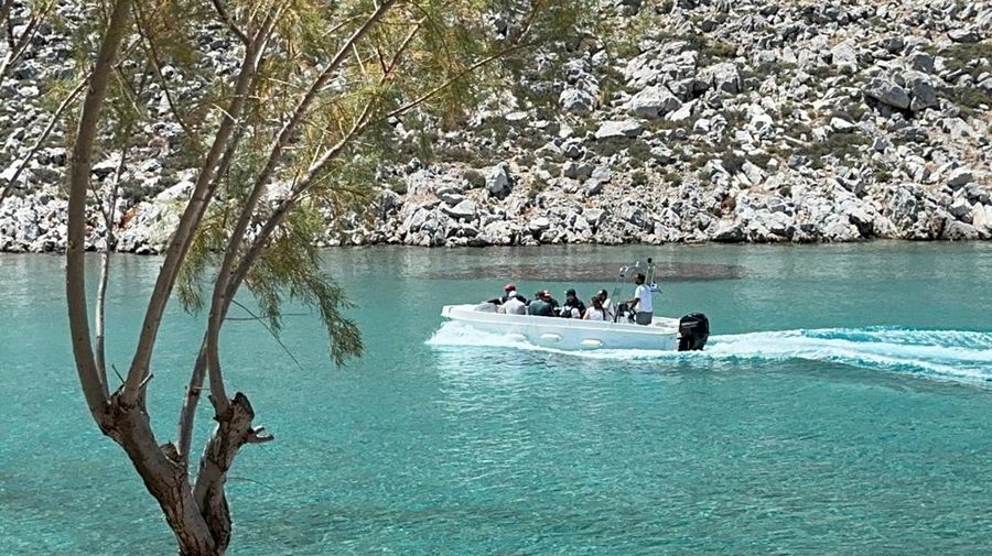 Seorang presenter televisi terkenal dari Inggris, Michael Mosley, ditemukan tak bernyawa di Pulau Symi, Yunani. (REUTERS/Panormitis Chatzigiannakis)