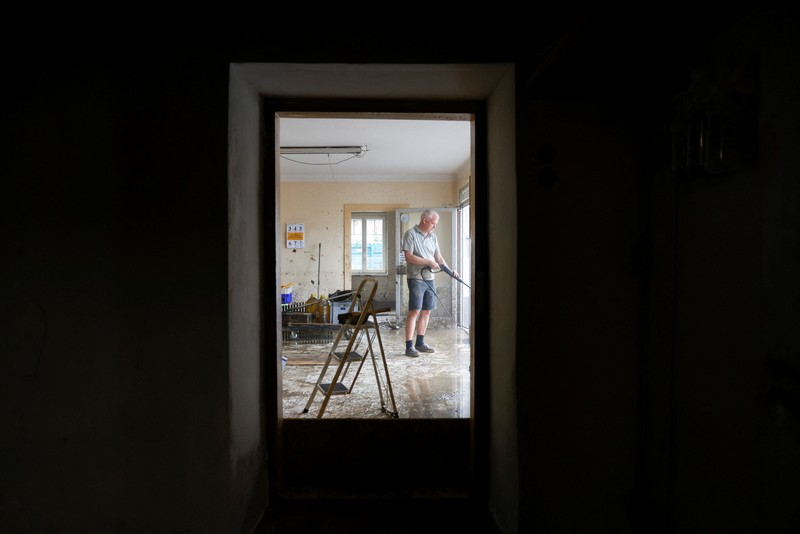 Puing-puing mengotori kawasan saat hujan lebat menyebabkan banjir dan kerusakan besar di Deutschfeistritz, Austria, 9 Juni 2024. (REUTERS/Lisa Leutner)