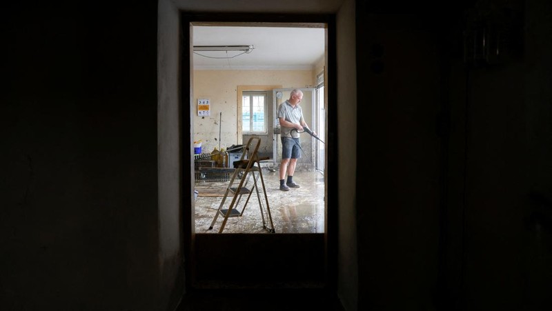 Puing-puing mengotori kawasan saat hujan lebat menyebabkan banjir dan kerusakan besar di Deutschfeistritz, Austria, 9 Juni 2024. (REUTERS/Lisa Leutner)