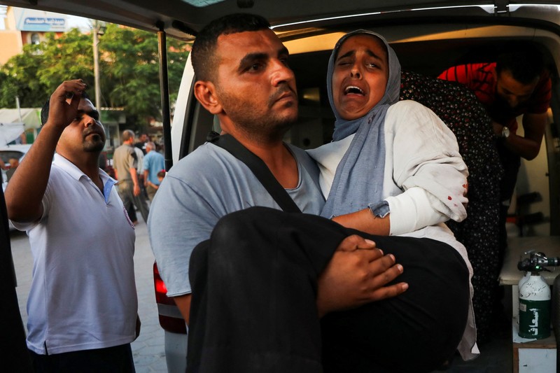 Warga Palestina berjalan dan melakukan perjalanan di sepanjang jalan, di daerah di mana rumah-rumah hancur akibat serangan Israel, di tengah konflik Israel-Hamas, di Khan Younis, di selatan Jalur Gaza, 9 Juni 2024. Warga Palestina berjalan dan melakukan perjalanan di sepanjang jalan, di daerah di mana rumah-rumah hancur akibat serangan Israel, di tengah konflik Israel-Hamas, di Khan Younis, di selatan Jalur Gaza, 9 Juni 2024. (REUTERS/Mohammed Salem)