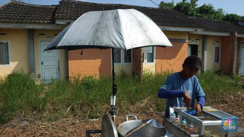 Suasana rumah yang tidak terawat di perumahan subsidi Villa Kencana Cikarang, Kab Bekasi, Jawa Barat, Senin (10/6/2024). (CNBC Indonesia/Muhammad Sabki