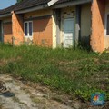 Suasana rumah yang tidak terawat di perumahan subsidi Villa Kencana Cikarang, Kab Bekasi, Jawa Barat, Senin (10/6/2024). (CNBC Indonesia/Muhammad Sabki)