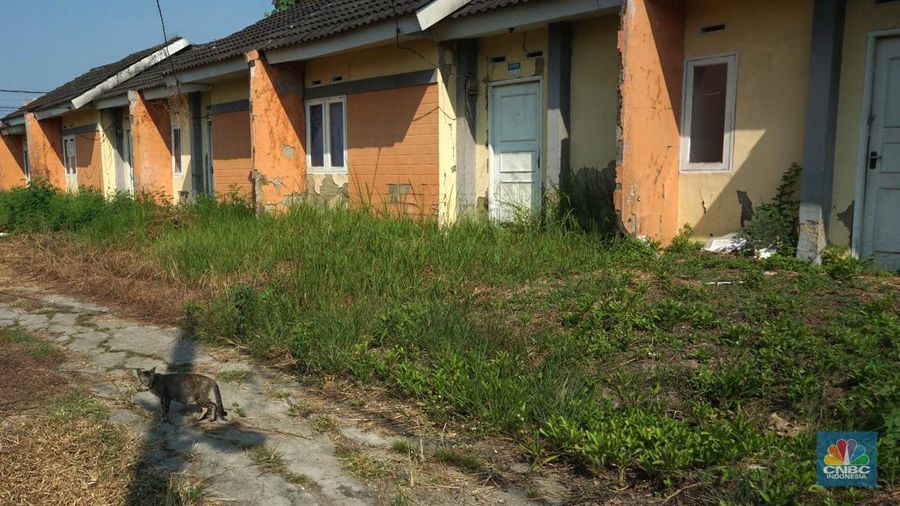 Suasana rumah yang tidak terawat di perumahan subsidi Villa Kencana Cikarang, Kab Bekasi, Jawa Barat, Senin (10/6/2024). (CNBC Indonesia/Muhammad Sabki)
