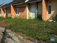 Suasana rumah yang tidak terawat di perumahan subsidi Villa Kencana Cikarang, Kab Bekasi, Jawa Barat, Senin (10/6/2024). (CNBC Indonesia/Muhammad Sabki)