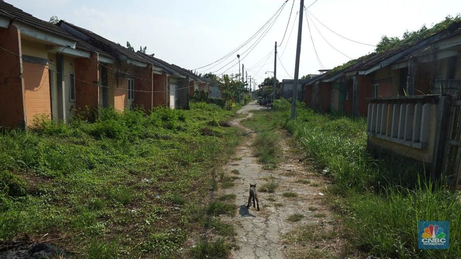 Suasana rumah yang tidak terawat di perumahan subsidi Villa Kencana Cikarang, Kab Bekasi, Jawa Barat, Senin (10/6/2024). (CNBC Indonesia/Muhammad Sabki
