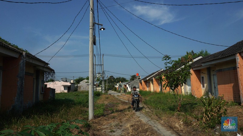 Suasana rumah yang tidak terawat di perumahan subsidi Villa Kencana Cikarang, Kab Bekasi, Jawa Barat, Senin (10/6/2024). (CNBC Indonesia/Muhammad Sabki Suasana rumah yang tidak terawat di perumahan subsidi Villa Kencana Cikarang, Kab Bekasi, Jawa Barat, Senin (10/6/2024). (CNBC Indonesia/Muhammad Sabki