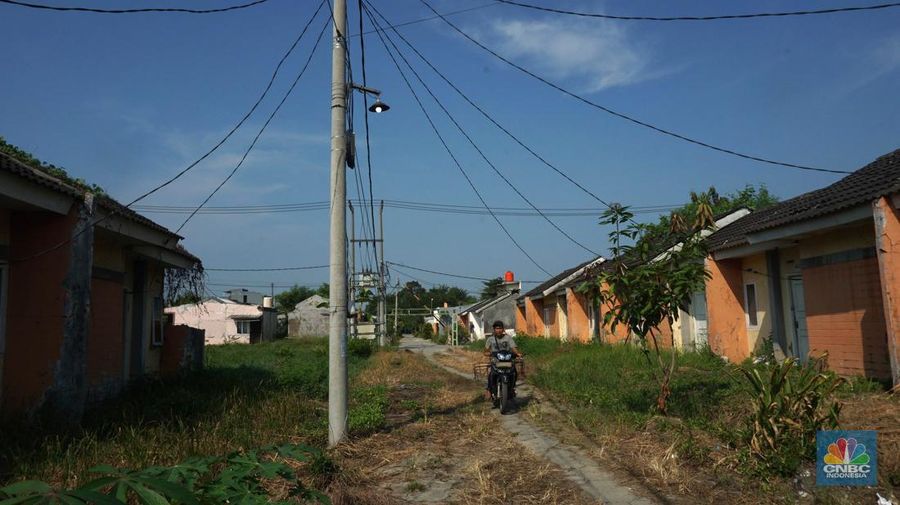 Suasana rumah yang tidak terawat di perumahan subsidi Villa Kencana Cikarang, Kab Bekasi, Jawa Barat, Senin (10/6/2024). (վ/Muhammad Sabki)