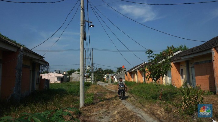 Suasana rumah yang tidak terawat di perumahan subsidi Villa Kencana Cikarang, Kab Bekasi, Jawa Barat, Senin (10/6/2024). (CNBC Indonesia/Muhammad Sabki)